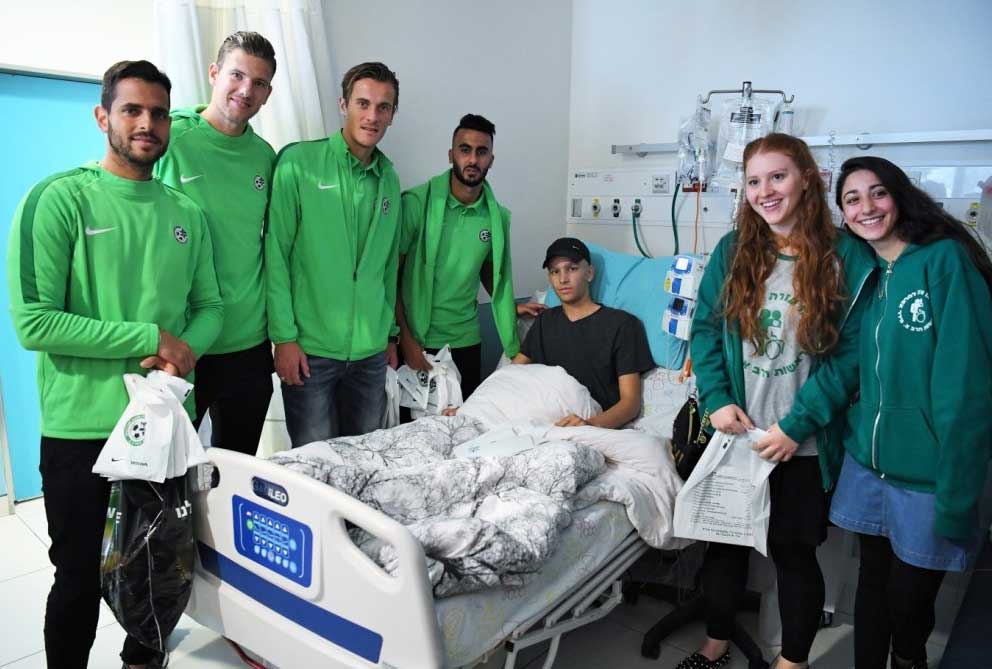 שחקני מכבי חיפה במחלקה האונקולוגית ילדים בבית החולים רמב״ם.