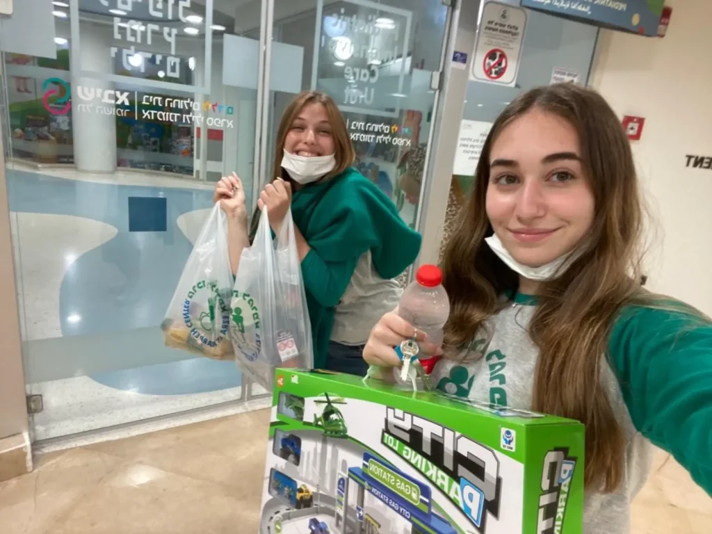 שירה וינרוט ועדי איצקוביץ מפנקות את הילדים